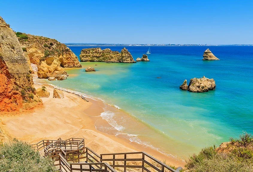 Algarve – Paradisul plajelor și stâncilor aurii