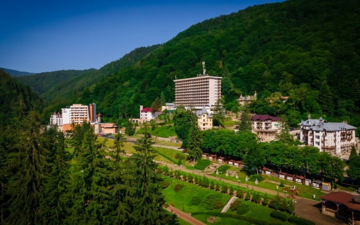 Slănic Moldova – Stațiune balneară între dealuri, relaxare și aer curat