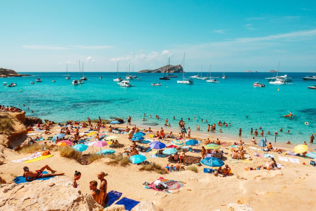 Ibiza – Plaje spectaculoase, atmosferă boemă și distracție non-stop