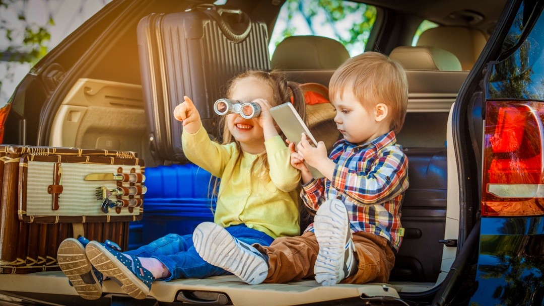 Ghid pentru călătorii cu copii: 10 trucuri care îți vor salva vacanța