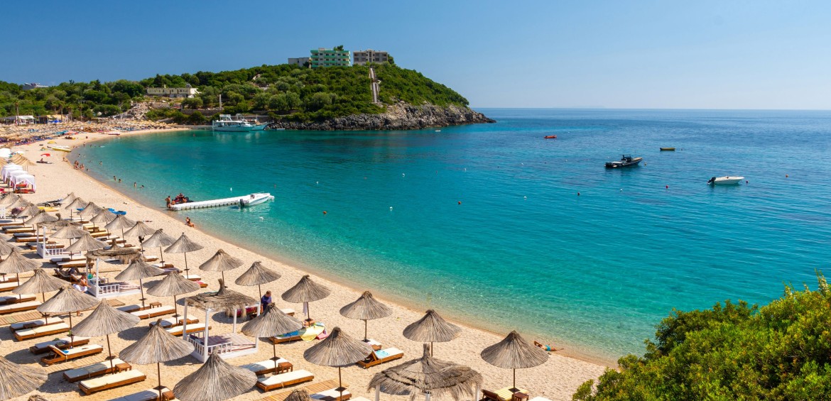 Dhermi – Plaje sălbatice și munți la mare