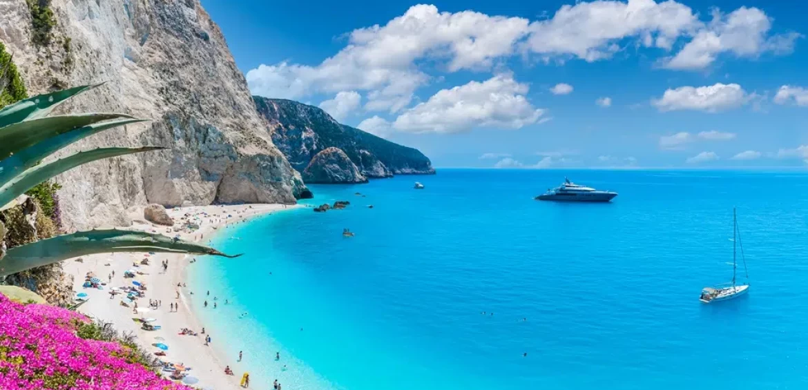 Lefkada – Insulă cu peisaje dramatice, plaje turcoaz și farmec autentic