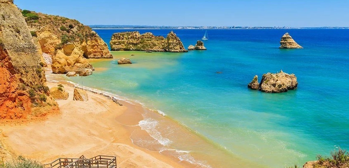 Algarve – Paradisul plajelor și stâncilor aurii