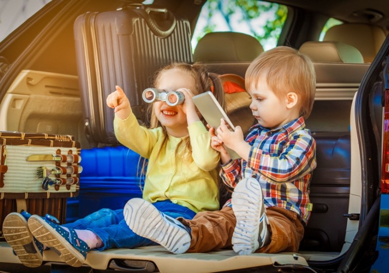 Ghid pentru călătorii cu copii: 10 trucuri care îți vor salva vacanța
